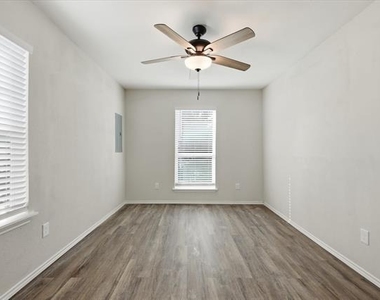 1515 E Waco Avenue - Photo Thumbnail 8