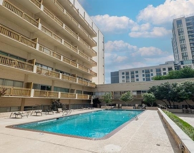 6211 W Northwest Highway - Photo Thumbnail 15