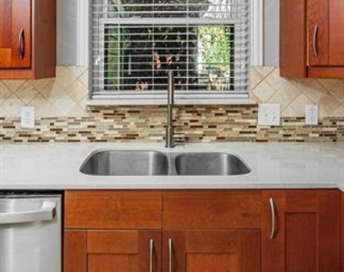 6802 Vivian Avenue - Photo Thumbnail 11