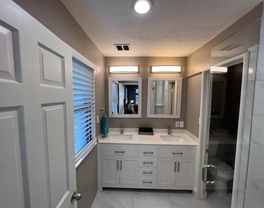 4206 Somerville Avenue - Photo Thumbnail 12