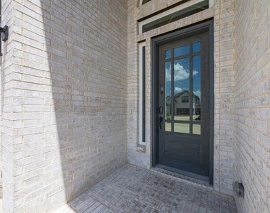 1111 Alaska Drive - Photo Thumbnail 3