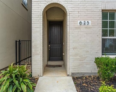 625 Surrey - Photo Thumbnail 2