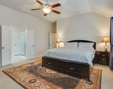 625 Surrey - Photo Thumbnail 16