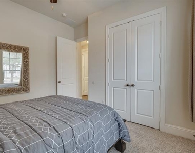 625 Surrey - Photo Thumbnail 10
