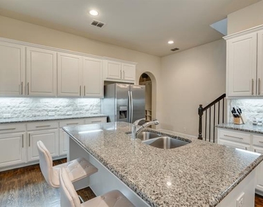 625 Surrey - Photo Thumbnail 8