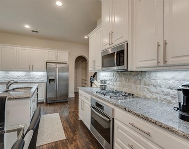 625 Surrey - Photo Thumbnail 6