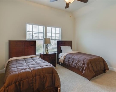 625 Surrey - Photo Thumbnail 12