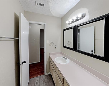 1714 Knob Hill Drive - Photo Thumbnail 4