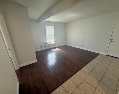 312 W Rentz Street W - Photo Thumbnail 11
