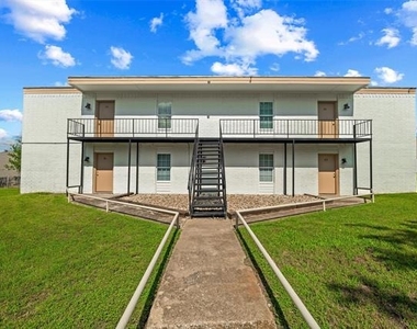 312 W Rentz Street W - Photo Thumbnail 4