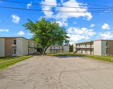 312 W Rentz Street W - Photo Thumbnail 10