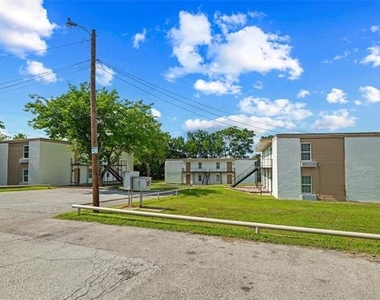 312 W Rentz Street W - Photo Thumbnail 9