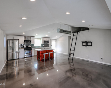 1034 E Elm Street - Photo Thumbnail 4