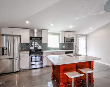 1034 E Elm Street - Photo Thumbnail 7