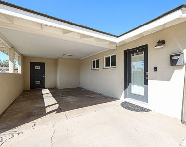 1034 E Elm Street - Photo Thumbnail 15
