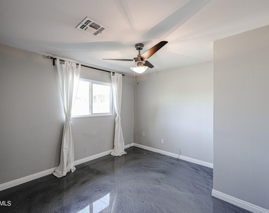 1034 E Elm Street - Photo Thumbnail 12