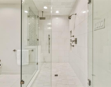 7431 Larchview - Photo Thumbnail 15