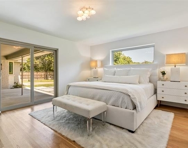 7431 Larchview - Photo Thumbnail 12