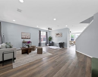 137 Heritage Drive - Photo Thumbnail 4
