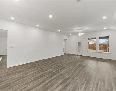 1825 Plymouth Drive - Photo Thumbnail 6
