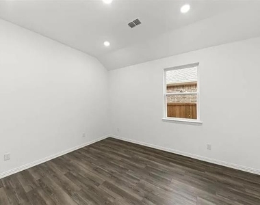 1825 Plymouth Drive - Photo Thumbnail 10