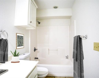 1708 S Waco Street - Photo Thumbnail 6