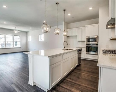 6205 Queens Path - Photo Thumbnail 10