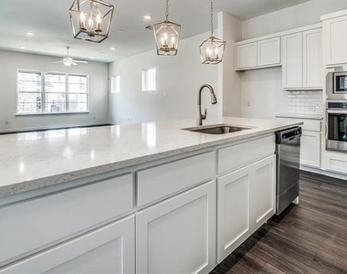 6205 Queens Path - Photo Thumbnail 12