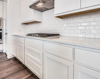6205 Queens Path - Photo Thumbnail 13