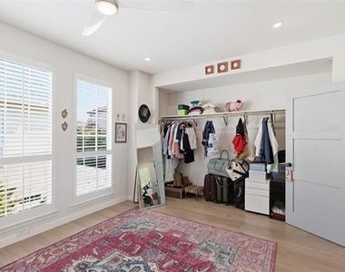 4517 Holland Avenue - Photo Thumbnail 6