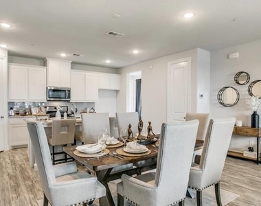 935 Ponds Edge Lane - Photo Thumbnail 16