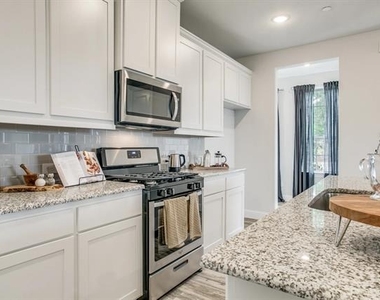 935 Ponds Edge Lane - Photo Thumbnail 18