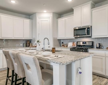935 Ponds Edge Lane - Photo Thumbnail 17