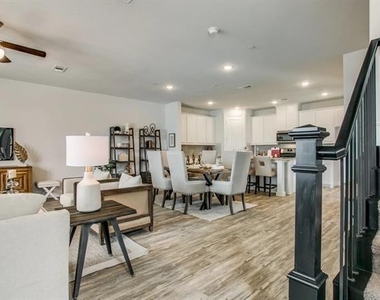 935 Ponds Edge Lane - Photo Thumbnail 9