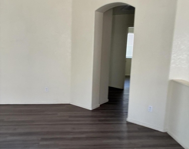 1074 N Saguaro Street - Photo Thumbnail 2