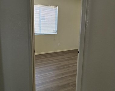1074 N Saguaro Street - Photo Thumbnail 12