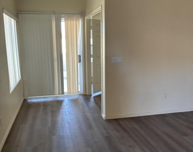 1074 N Saguaro Street - Photo Thumbnail 1