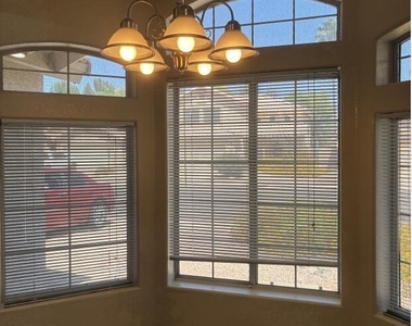 1074 N Saguaro Street - Photo Thumbnail 6