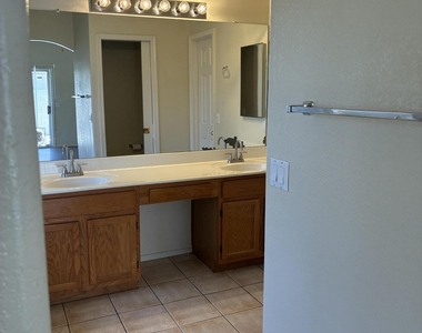 1074 N Saguaro Street - Photo Thumbnail 10