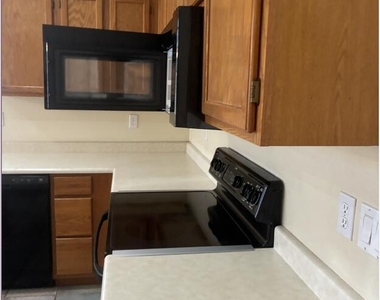 1074 N Saguaro Street - Photo Thumbnail 5