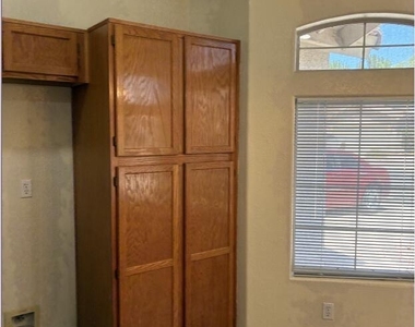 1074 N Saguaro Street - Photo Thumbnail 7