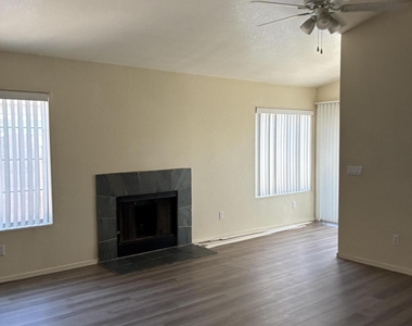 1074 N Saguaro Street - Photo Thumbnail 3