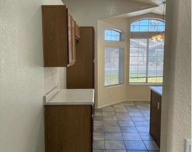 1074 N Saguaro Street - Photo Thumbnail 4