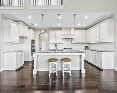 1121 Ranch Gate Lane - Photo Thumbnail 8