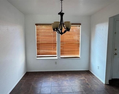 1557 Chivalry Lane - Photo Thumbnail 6