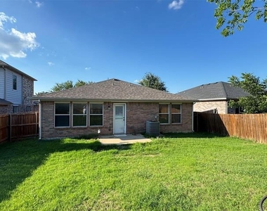 1557 Chivalry Lane - Photo Thumbnail 12