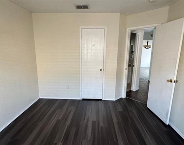 1557 Chivalry Lane - Photo Thumbnail 9