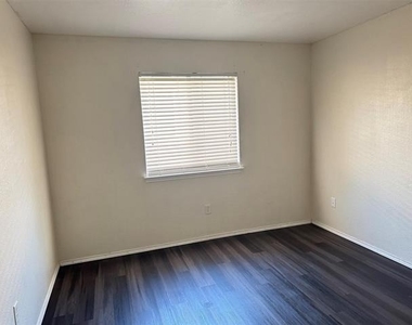 1557 Chivalry Lane - Photo Thumbnail 8