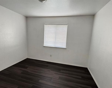 1557 Chivalry Lane - Photo Thumbnail 7