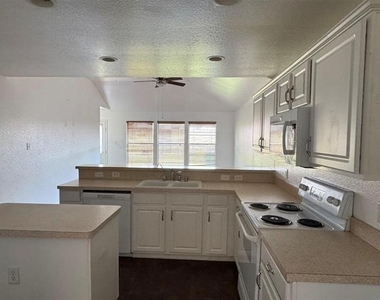 1557 Chivalry Lane - Photo Thumbnail 5